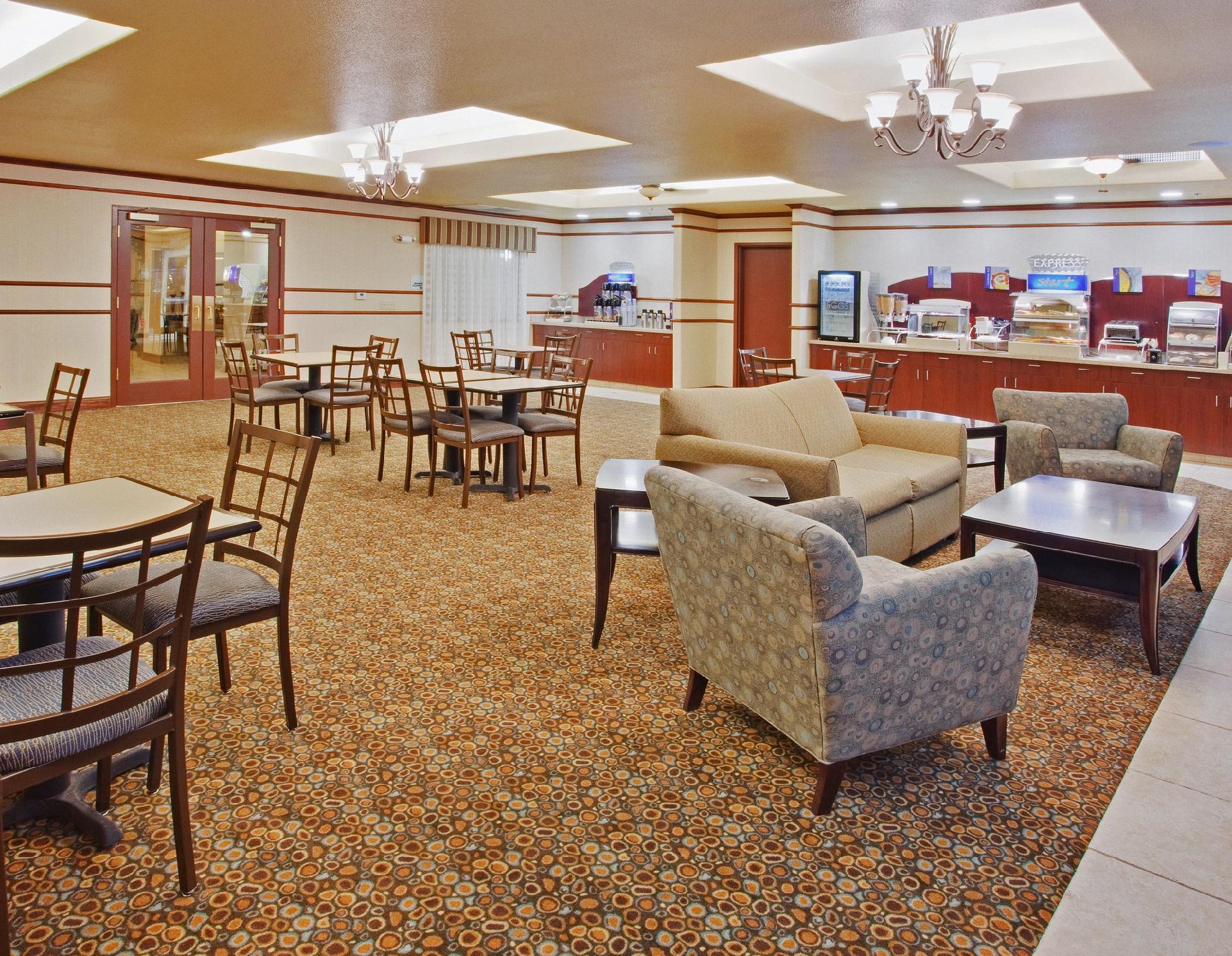 Holiday Inn Express & Suites Dinuba West By Ihg Экстерьер фото